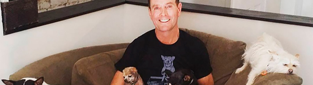 El hombre que adopta y da un hogar a perros ancianos